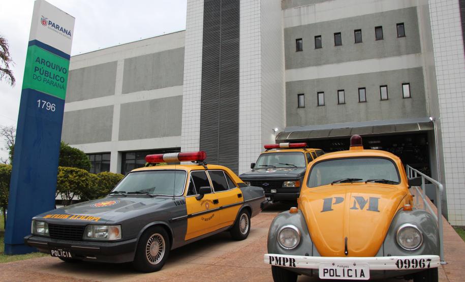 Os visitantes têm a chance de ver de perto documentos históricos