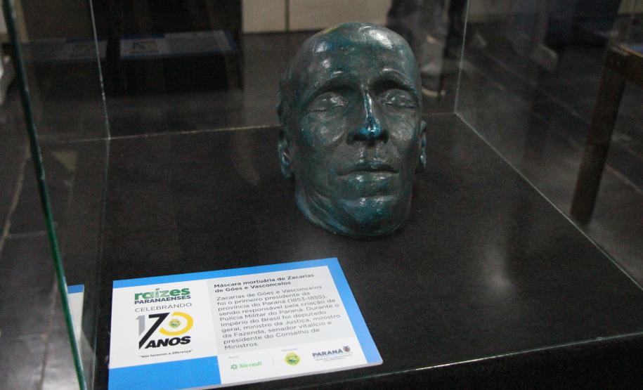 Os visitantes têm a chance de ver de perto documentos históricos