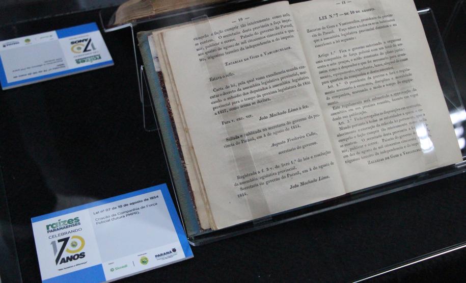 Os visitantes têm a chance de ver de perto documentos históricos