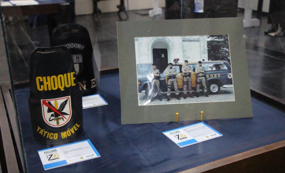 Os visitantes têm a chance de ver de perto documentos históricos