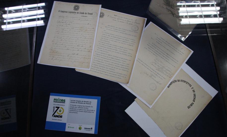 Os visitantes têm a chance de ver de perto documentos históricos