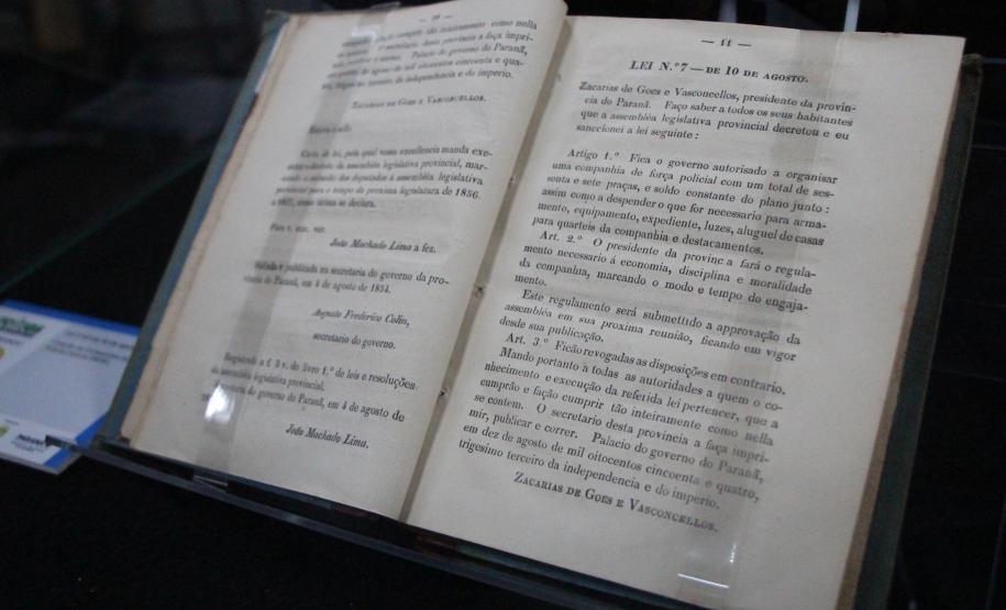 Os visitantes têm a chance de ver de perto documentos históricos