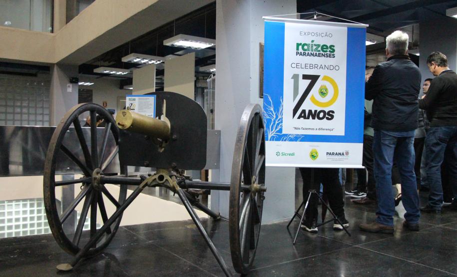 Os visitantes têm a chance de ver de perto documentos históricos