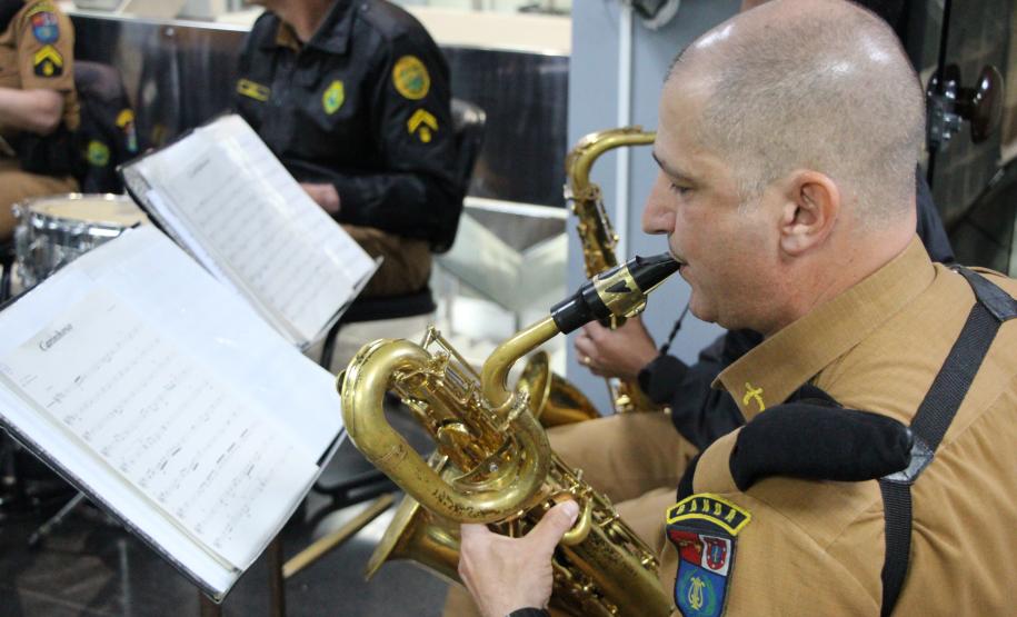 Os visitantes têm a chance de ver de perto documentos históricos