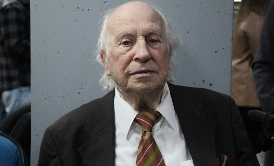 Os visitantes têm a chance de ver de perto documentos históricos