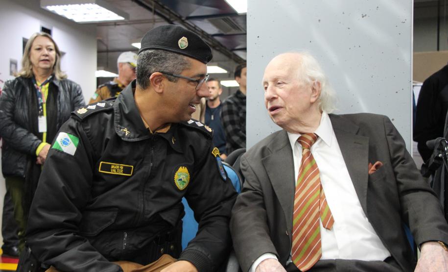 Os visitantes têm a chance de ver de perto documentos históricos