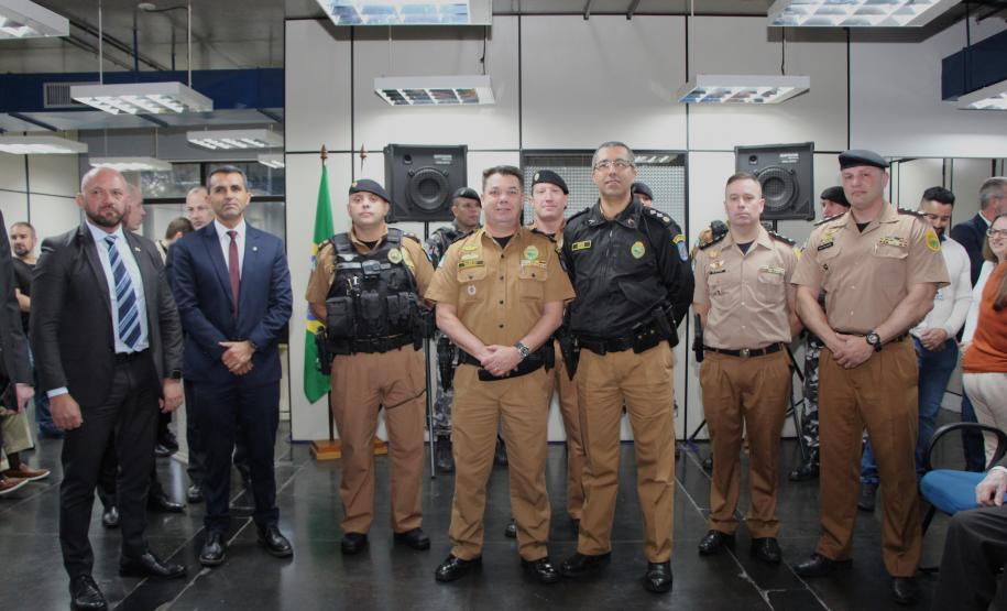 Os visitantes têm a chance de ver de perto documentos históricos