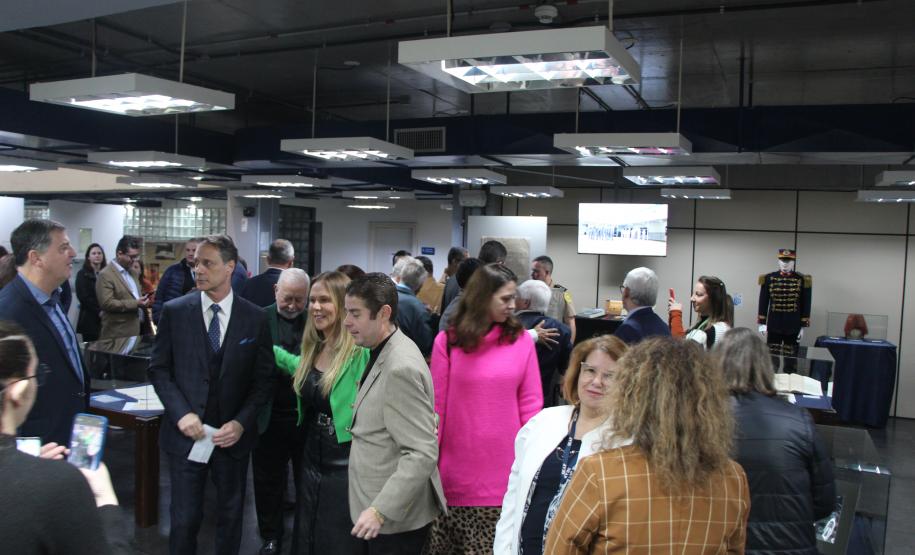 Os visitantes têm a chance de ver de perto documentos históricos