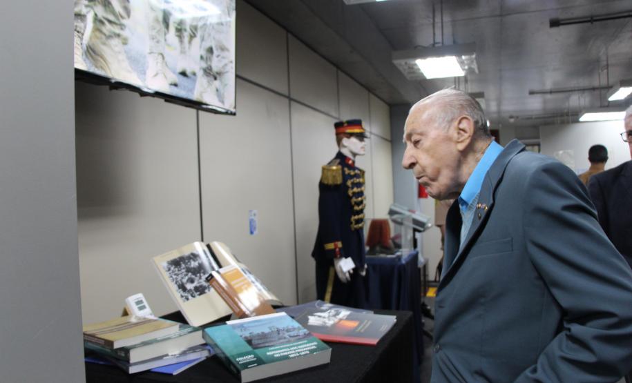 Os visitantes têm a chance de ver de perto documentos históricos