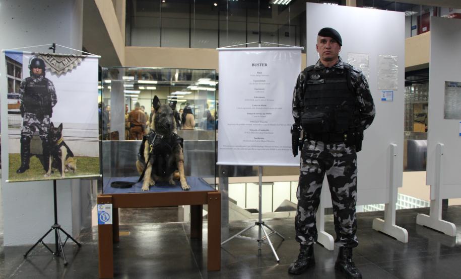 Os visitantes têm a chance de ver de perto documentos históricos