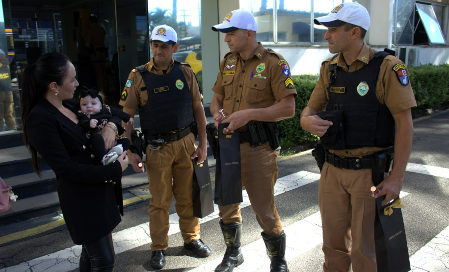 BPTRAN RECEBE VISITA DE RECÉM-NASCIDO SALVA POR POLICIAIS