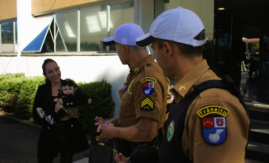 BPTRAN RECEBE VISITA DE RECÉM-NASCIDO SALVA POR POLICIAIS