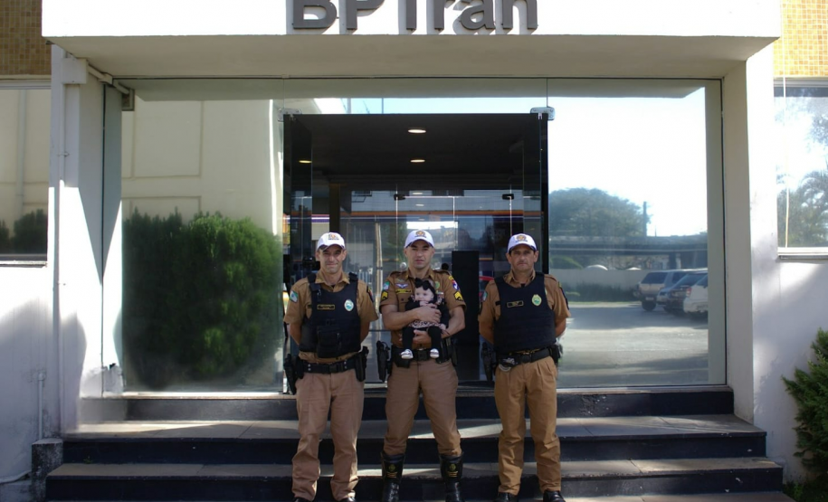 BPTRAN RECEBE VISITA DE RECÉM-NASCIDO SALVA POR POLICIAIS