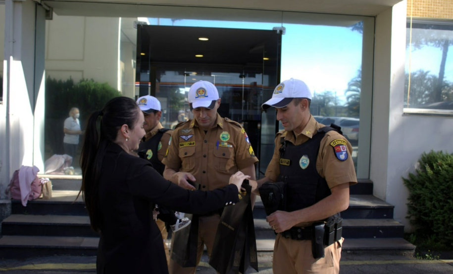 BPTRAN RECEBE VISITA DE RECÉM-NASCIDO SALVA POR POLICIAIS