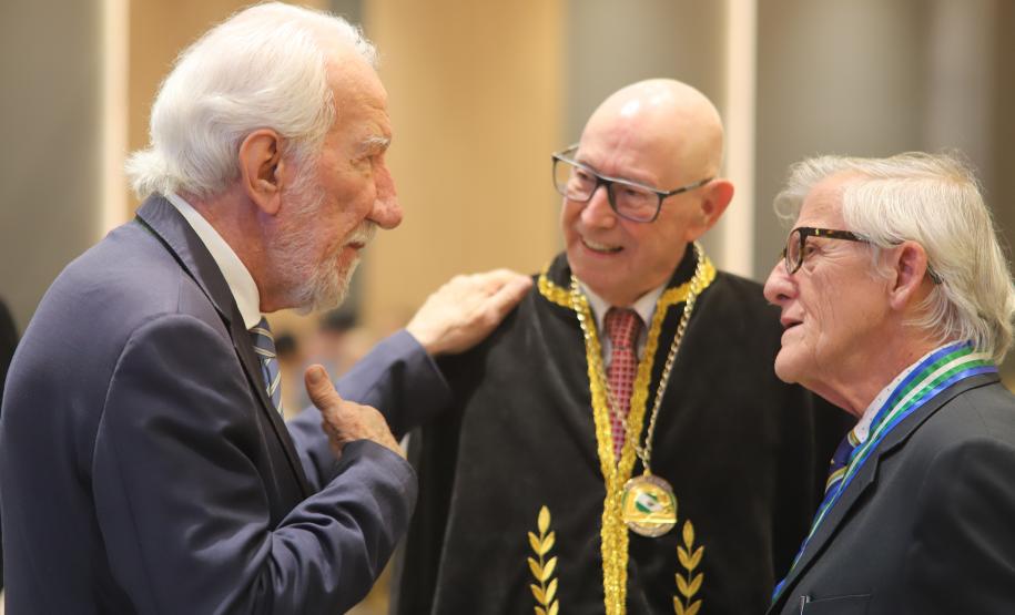 O evento contou com a presença de diversas autoridades civis e militares, além de amigos e familiares dos membros da academia