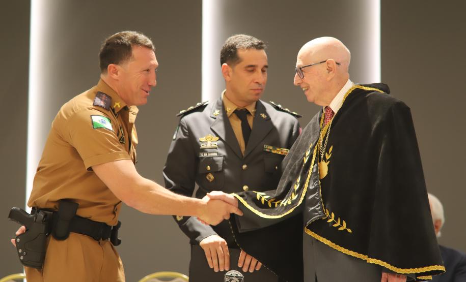 O evento contou com a presença de diversas autoridades civis e militares, além de amigos e familiares dos membros da academia