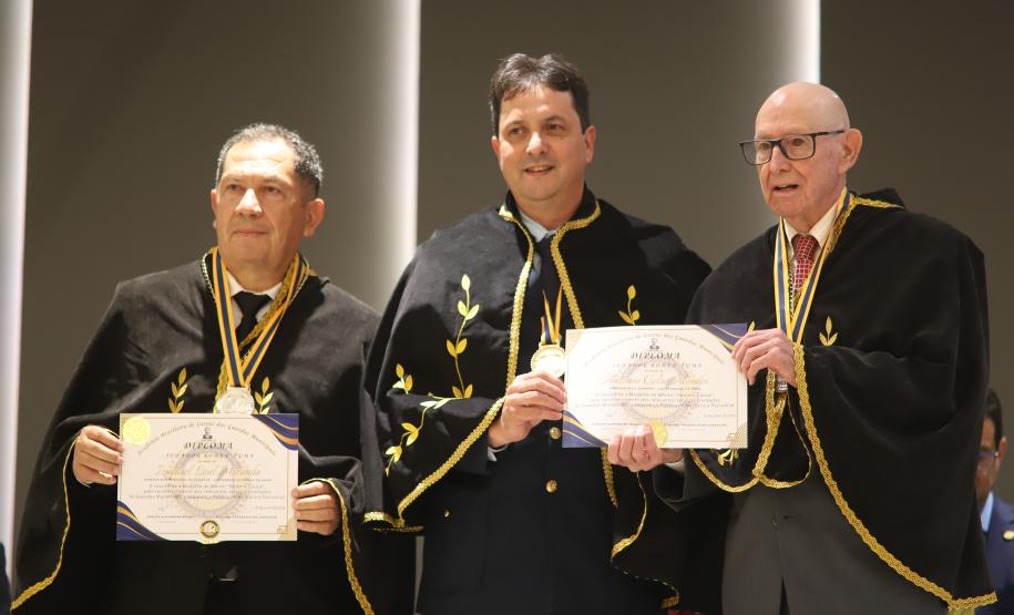 O evento contou com a presença de diversas autoridades civis e militares, além de amigos e familiares dos membros da academia