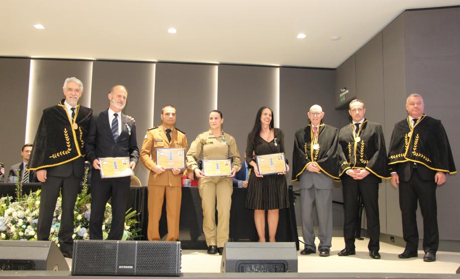 O evento contou com a presença de diversas autoridades civis e militares, além de amigos e familiares dos membros da academia