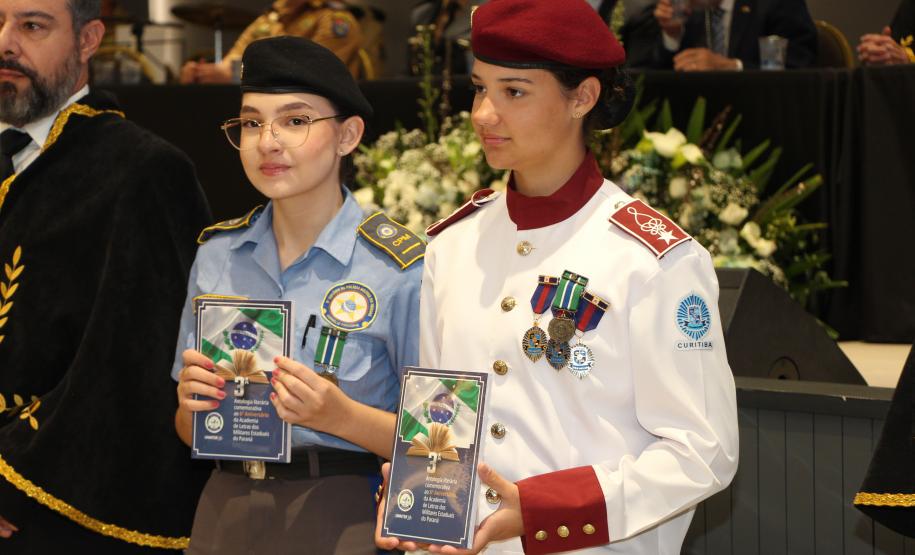 O evento contou com a presença de diversas autoridades civis e militares, além de amigos e familiares dos membros da academia