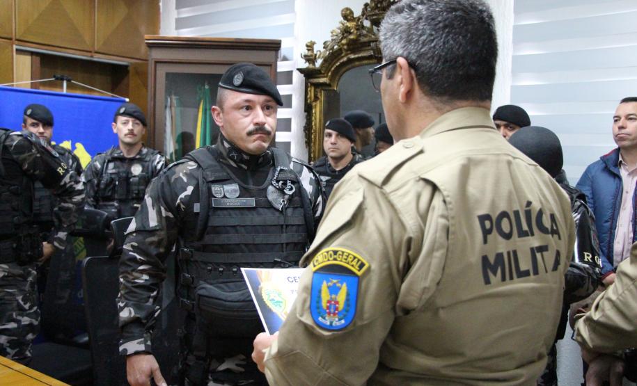 Polícia Militar do Paraná homenageia policiais do BPRONE por ação em Palmas