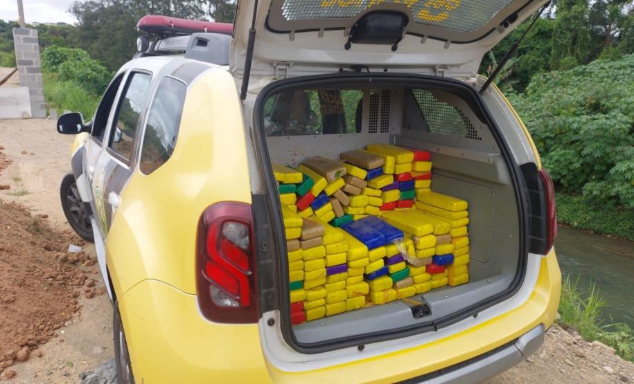 Cerca de 800 quilos de maconha foram encontrados em uma caminhonete que tentou fugir de uma abordagem policial