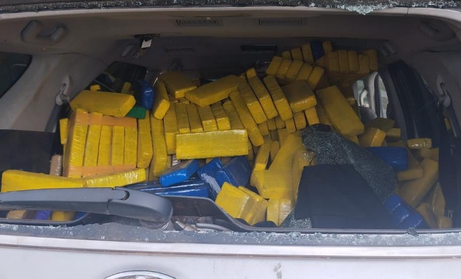 Cerca de 800 quilos de maconha foram encontrados em uma caminhonete que tentou fugir de uma abordagem policial