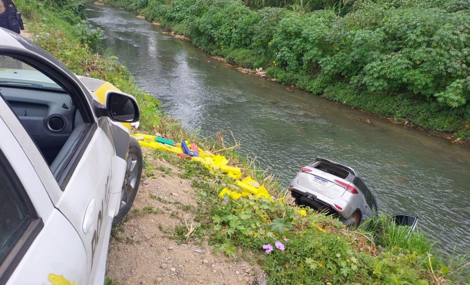 Cerca de 800 quilos de maconha foram encontrados em uma caminhonete que tentou fugir de uma abordagem policial