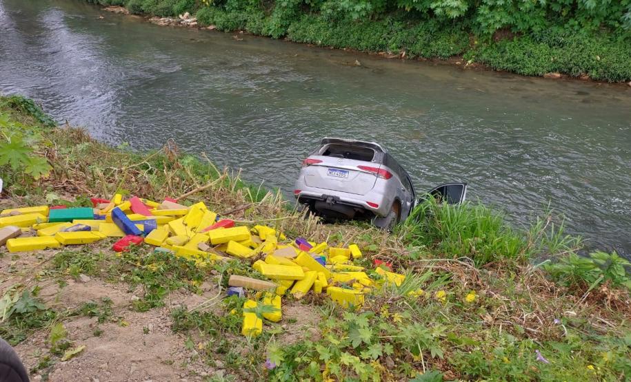 Cerca de 800 quilos de maconha foram encontrados em uma caminhonete que tentou fugir de uma abordagem policial
