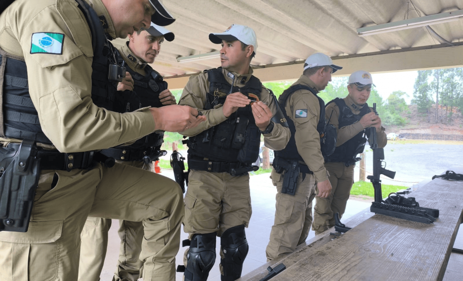 POLICIAIS MILITARES DO BATALHÃO DE POLÍCIA DE TRÂNSITO PARTICIPAM DE INSTRUÇÃO DE ARMAS PORTÁTEIS