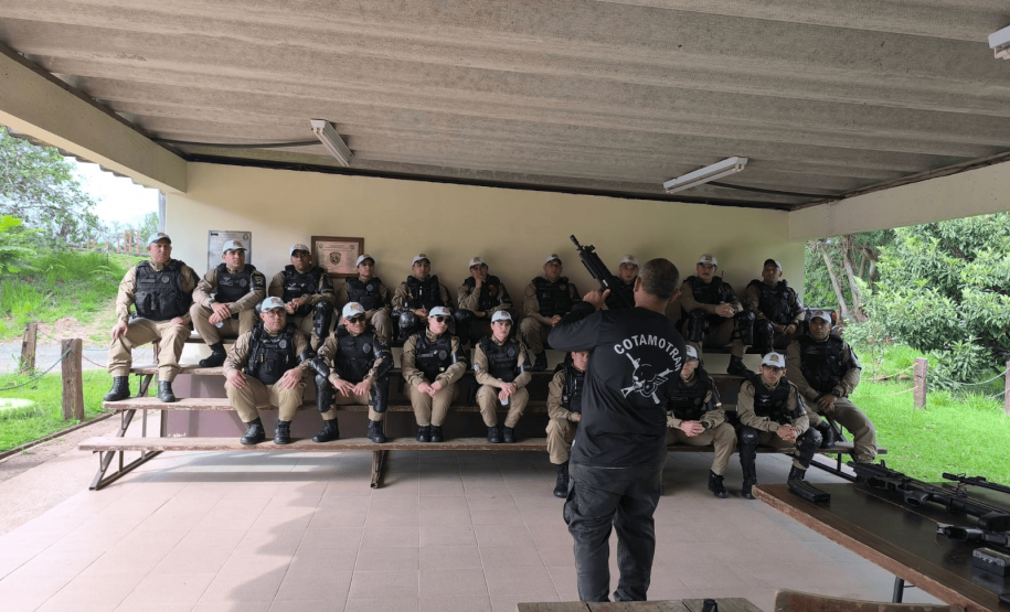 POLICIAIS MILITARES DO BATALHÃO DE POLÍCIA DE TRÂNSITO PARTICIPAM DE INSTRUÇÃO DE ARMAS PORTÁTEIS