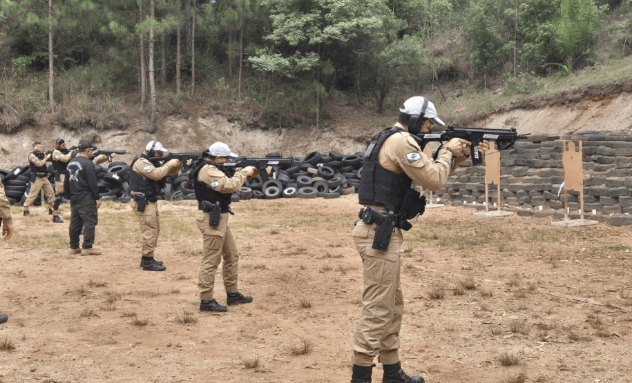 POLICIAIS MILITARES DO BATALHÃO DE POLÍCIA DE TRÂNSITO PARTICIPAM DE INSTRUÇÃO DE ARMAS PORTÁTEIS