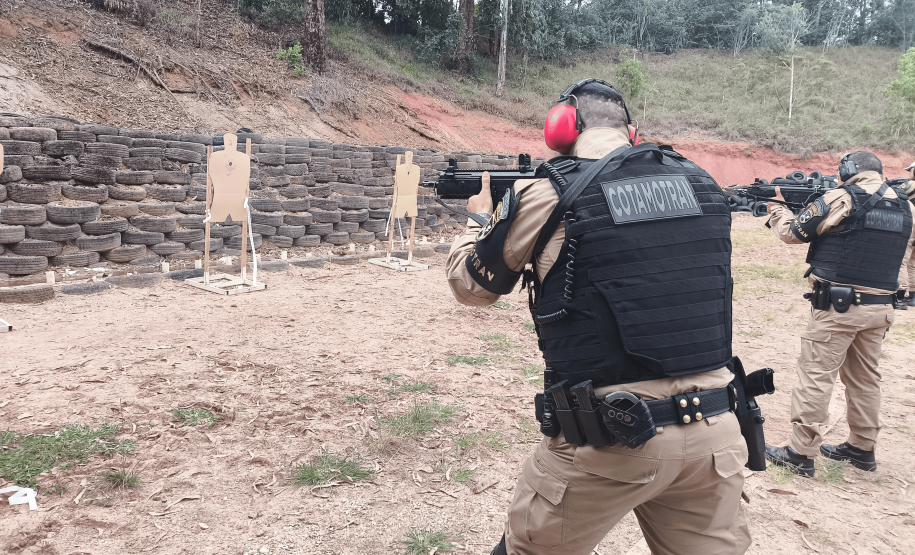 POLICIAIS MILITARES DO BATALHÃO DE POLÍCIA DE TRÂNSITO PARTICIPAM DE INSTRUÇÃO DE ARMAS PORTÁTEIS