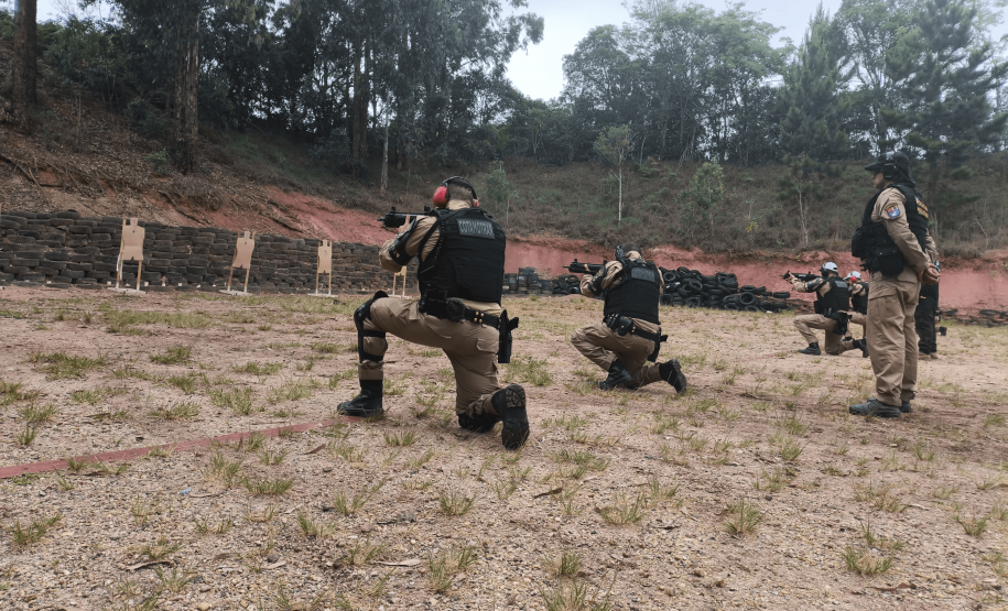 POLICIAIS MILITARES DO BATALHÃO DE POLÍCIA DE TRÂNSITO PARTICIPAM DE INSTRUÇÃO DE ARMAS PORTÁTEIS