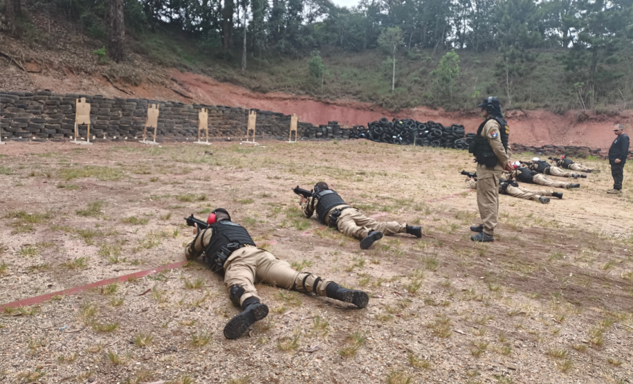POLICIAIS MILITARES DO BATALHÃO DE POLÍCIA DE TRÂNSITO PARTICIPAM DE INSTRUÇÃO DE ARMAS PORTÁTEIS