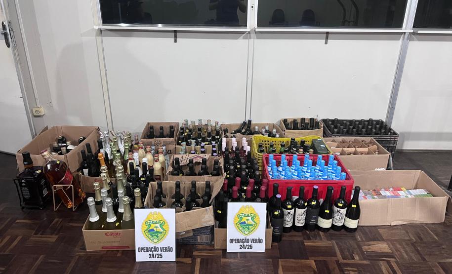 Durante a abordagem a um estabelecimento comercial, os policiais encontraram 542 essências de narguilé, 301 garrafas de bebidas diversas