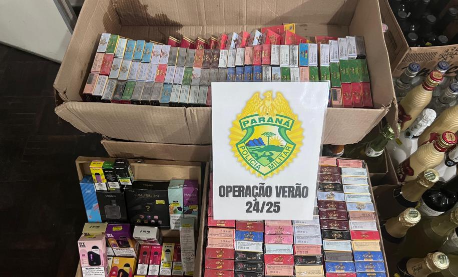 Durante a abordagem a um estabelecimento comercial, os policiais encontraram 542 essências de narguilé, 301 garrafas de bebidas diversas