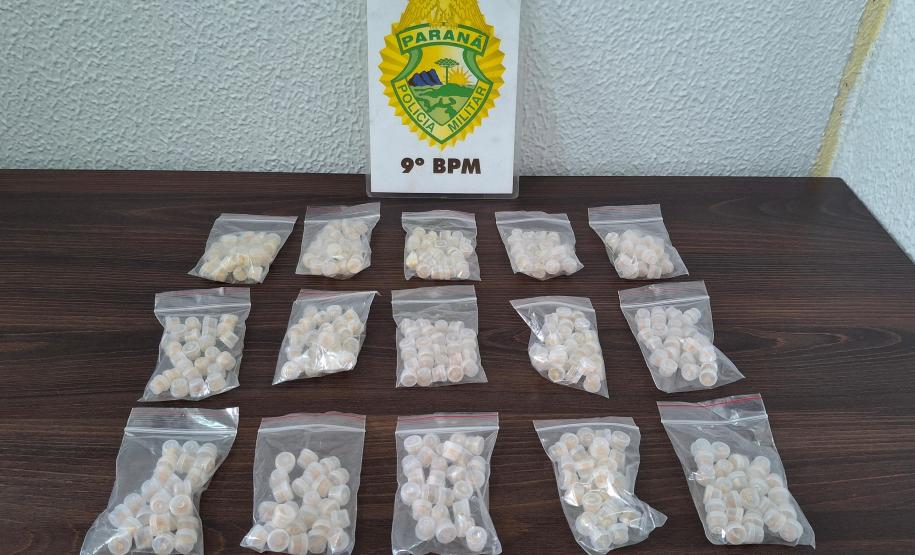 Policiais militares da Rádio Patrulha localizaram uma caixa de papelão com 389 pedras de crack