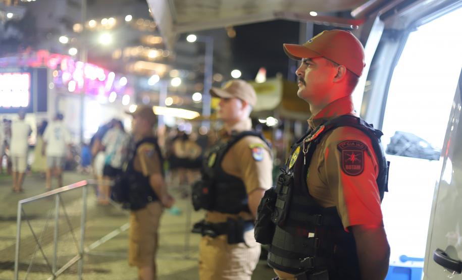 O policiamento ostensivo esteve presente nos locais de maior movimento, como praias, praças e eventos públicos, garantindo a segurança durante os shows e queima de fogos.