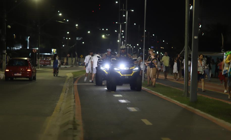 O policiamento ostensivo esteve presente nos locais de maior movimento, como praias, praças e eventos públicos, garantindo a segurança durante os shows e queima de fogos.