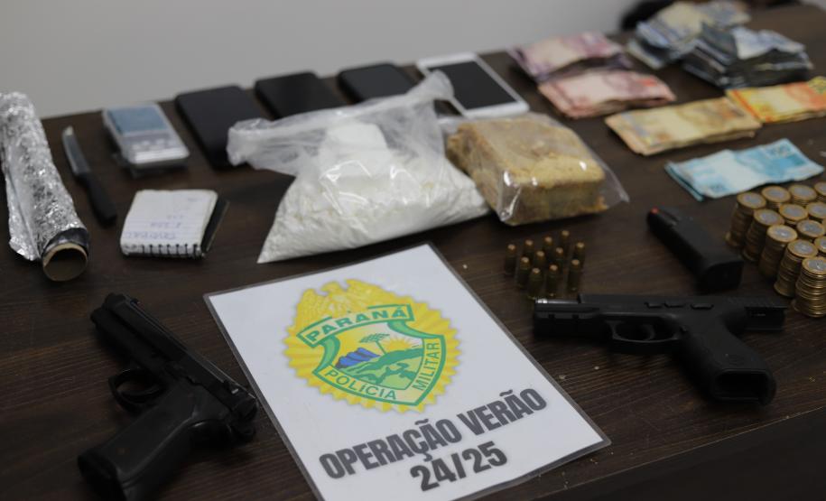 Além do homem maior de idade, que foi preso, uma adolescente foi apreendida na mesma ação