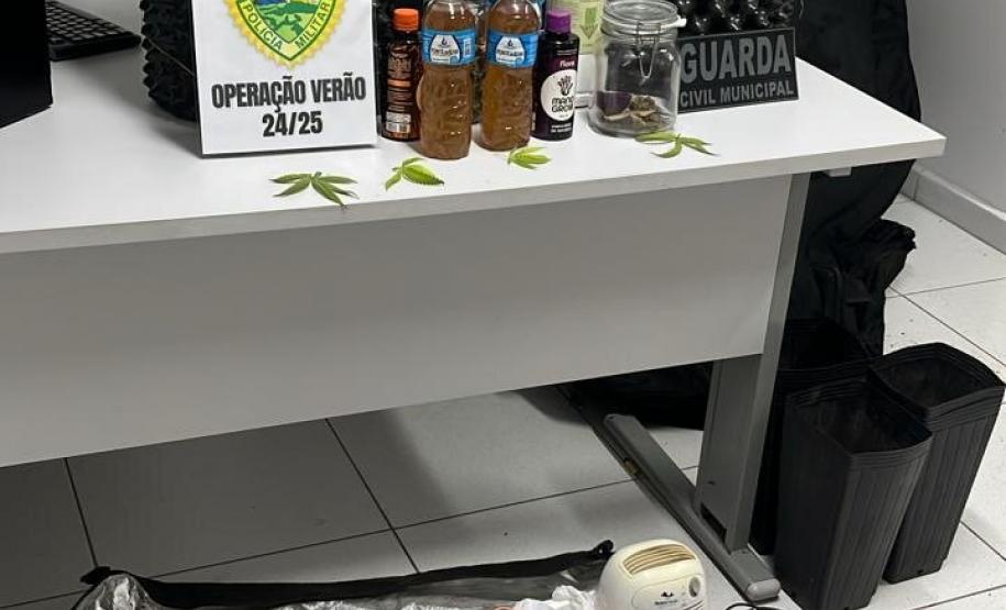 MNo endereço indicado e localizaram os pés de maconha, além de materiais utilizados para o cultivo da planta.