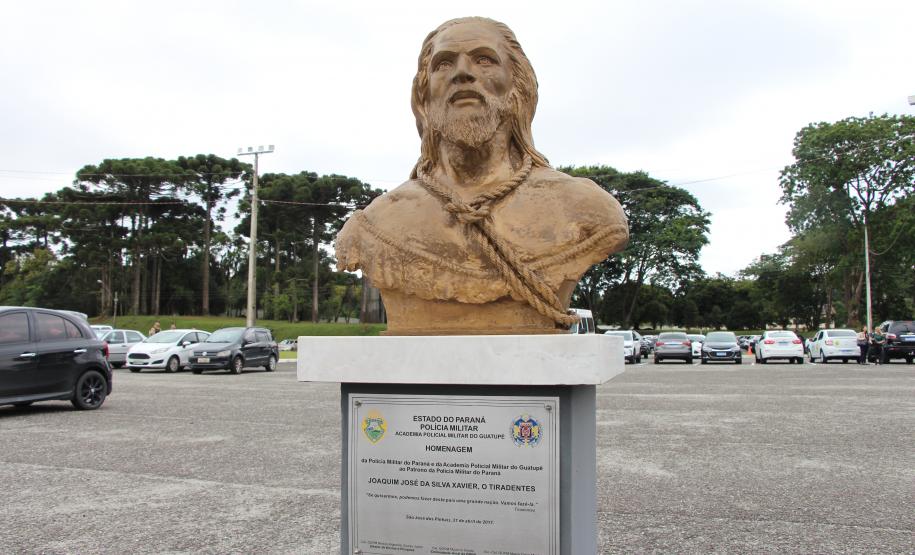 Polícia Militar do Paraná realiza solenidade alusiva a Tiradentes na Academia do Guatupê