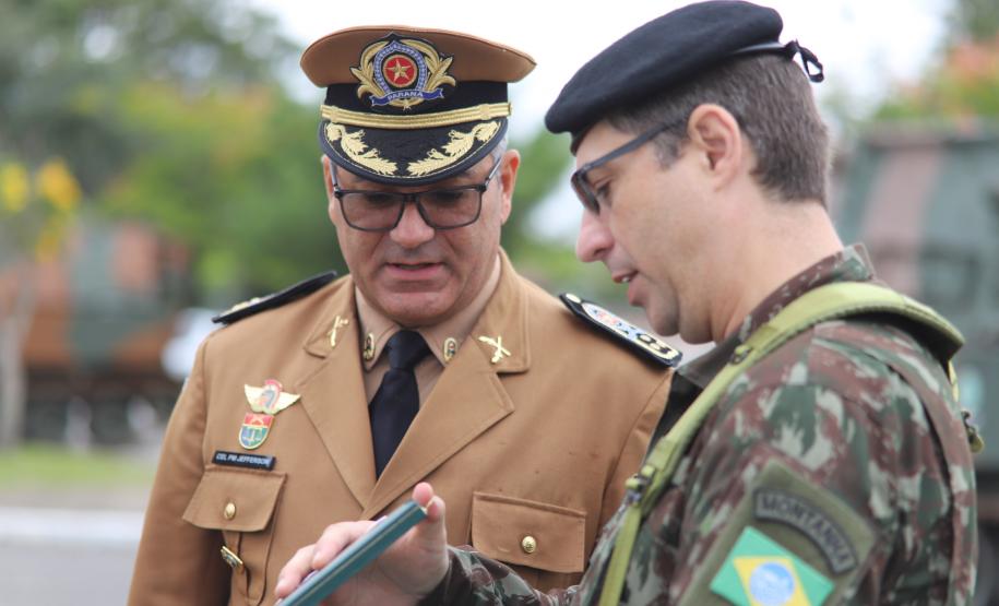 Comandante-Geral da PMPR recebe Medalha do Exército em solenidade