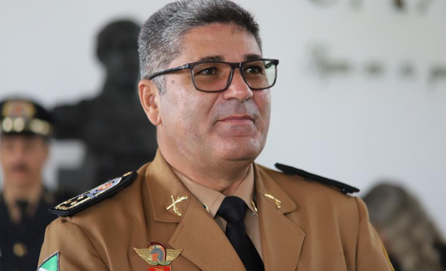 Comandante-Geral da PMPR recebe Medalha do Exército em solenidade