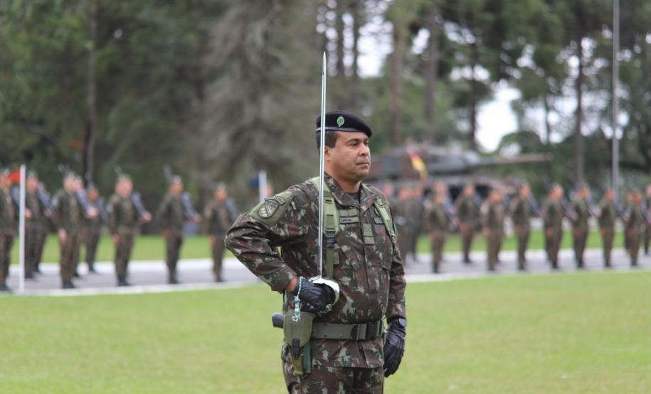 Comandante-Geral da PMPR recebe Medalha do Exército em solenidade