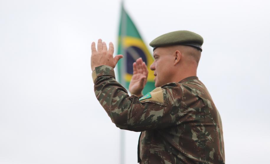 Comandante-Geral da PMPR recebe Medalha do Exército em solenidade