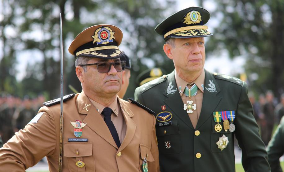 Comandante-Geral da PMPR recebe Medalha do Exército em solenidade