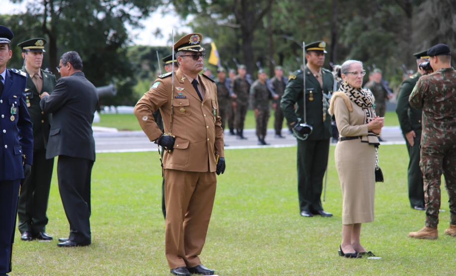 Comandante-Geral da PMPR recebe Medalha do Exército em solenidade