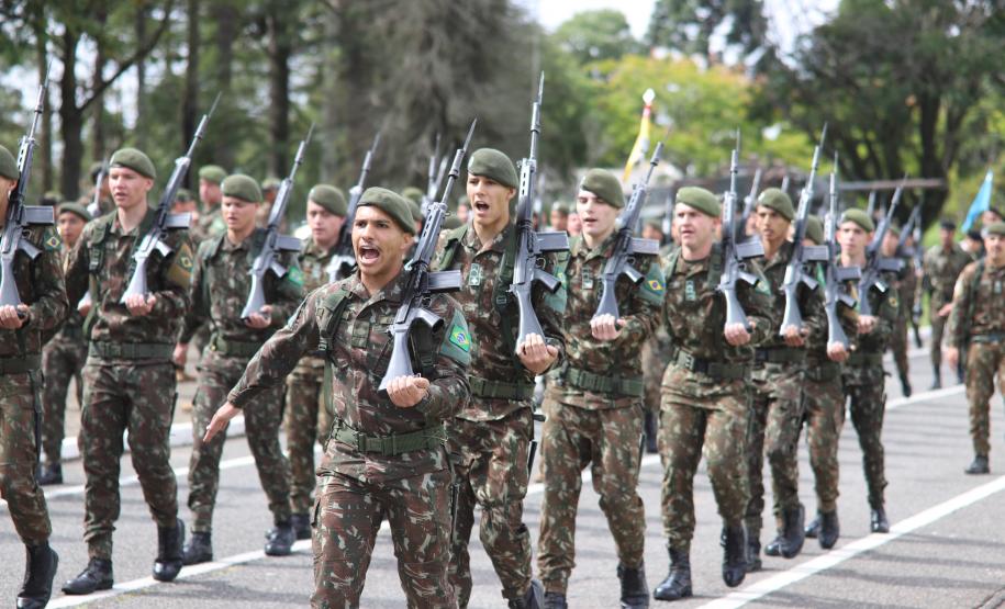 Comandante-Geral da PMPR recebe Medalha do Exército em solenidade