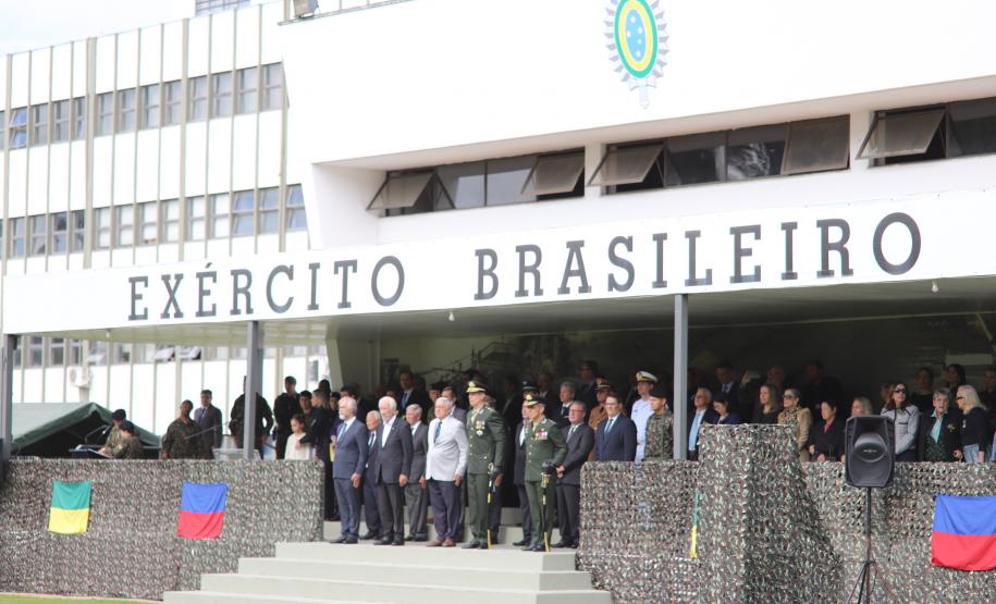 Comandante-Geral da PMPR recebe Medalha do Exército em solenidade